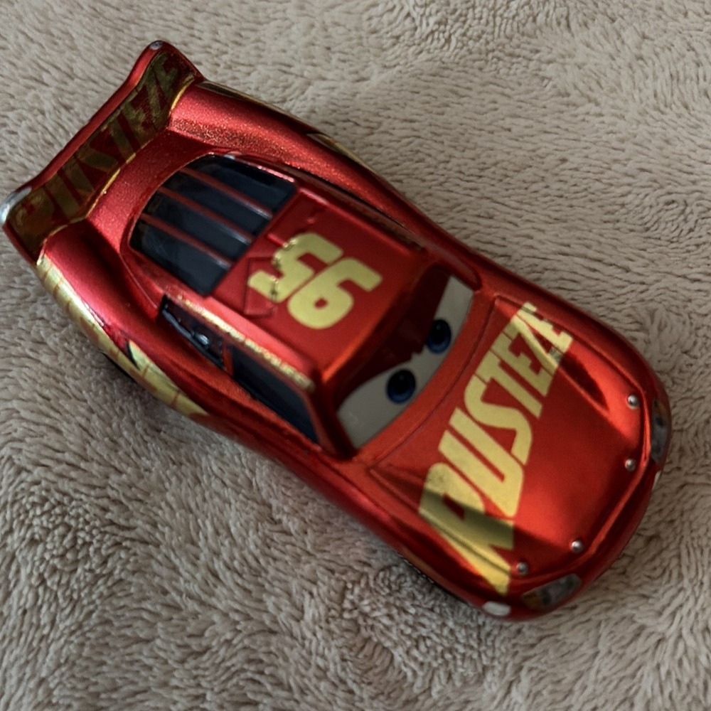 Disney Pixar Cars - RUST-EZE RACING CENTER LIGHTNING MCQUEEN 2018 - 1:55 Diecast